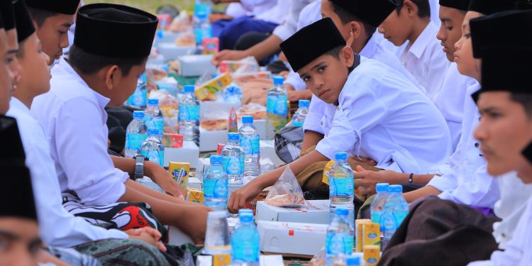Milad ke-7, ASAR Humanity Berbagi 1.500 Paket Hotmeals di Dayah Ashabul Yamin Aceh Utara