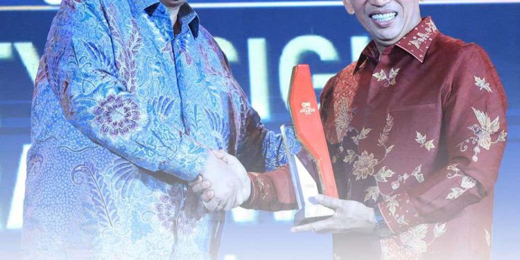 Kapolri Terima Penghargaan Dari CNN Indonesia Awards 2025