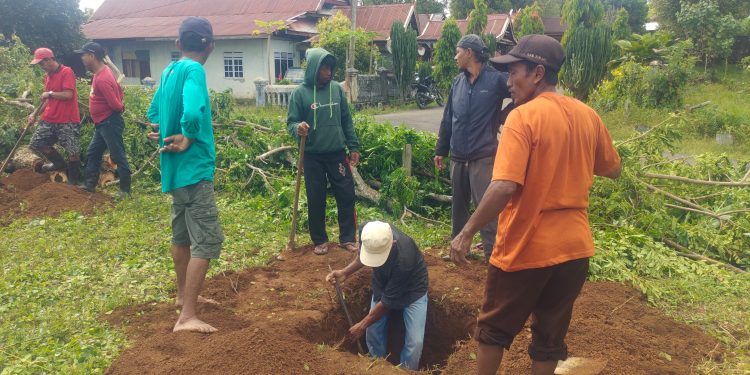 Warga antusias dalam gotong royong untuk mempercepat pembangunan gerai koperasi merah putih Desa Bulutellue
