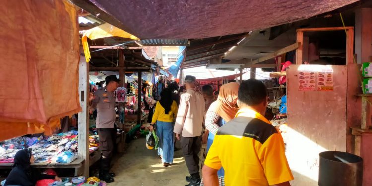 Personel Polsek Pammana Laksanakan Pengamanan dan Patroli Dialogis di Pasar Kampiri