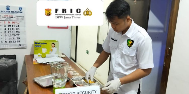 Food Safety : Sidokkes Polres Nganjuk Cek Bahan dan Makanan di SPPG Pace
