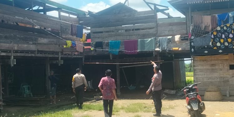 Wujud Kepedulian, Kapolsek dan Camat Takkalalla Turun Langsung ke Lokasi Bencana Alam