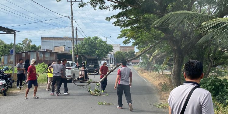 Polsek Urban Pitumpanua Bersama Kelurahan Siwa Gelar Kerja Bakti di Jalan Pelabuhan Bangsalae