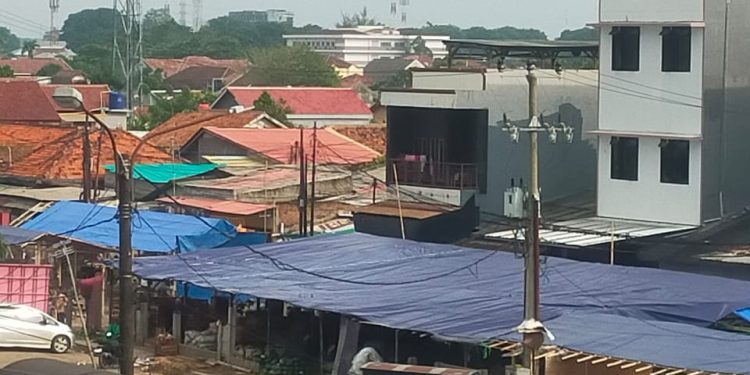 Warung dan Kios yang menjual beragam dagangan di sepanjang lahan jalur pipa gas milik Pertamina Gas diduga disewakan oknum Lembaga