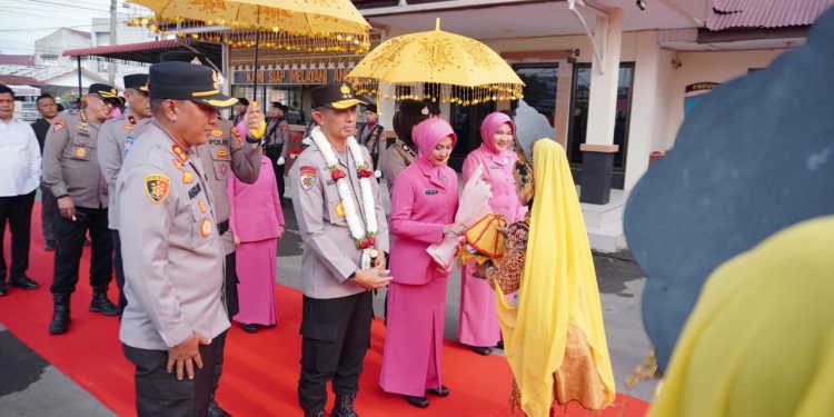 Kapolres Lhokseumawe Sambut Kapolda Aceh, Berikan Arahan Kepada Personil dan Serahkan Bingkisan Kepada Mantan Kombatan GAM