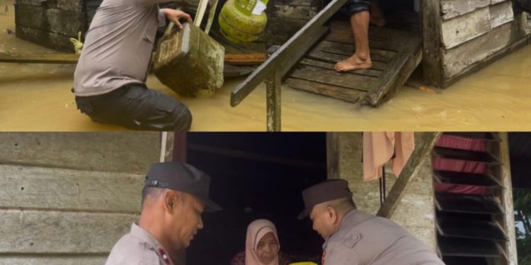 Personel Polsek Indra Makmu Bantu Warga dan Serahkan Beras Kepada Warga Yang Terdampak Banjir