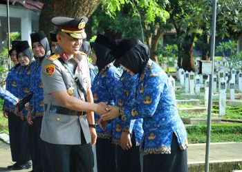 Polda Sulsel Gelar Upacara Ziarah dan Tabur Bunga Peringati HUT Ke-54 KORPRI