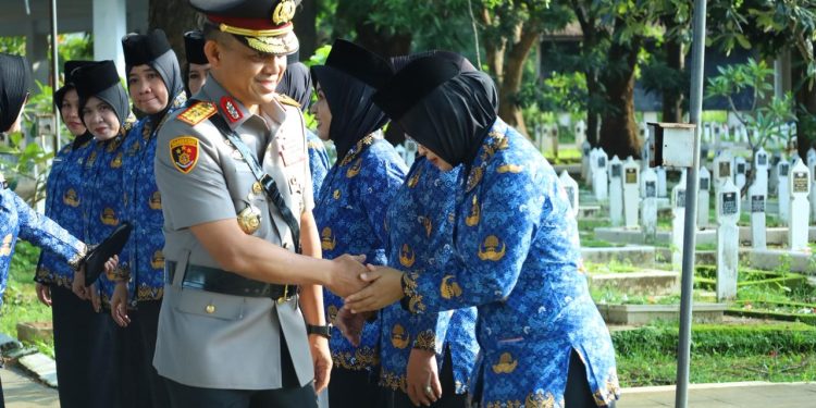 Polda Sulsel Gelar Upacara Ziarah dan Tabur Bunga Peringati HUT Ke-54 KORPRI