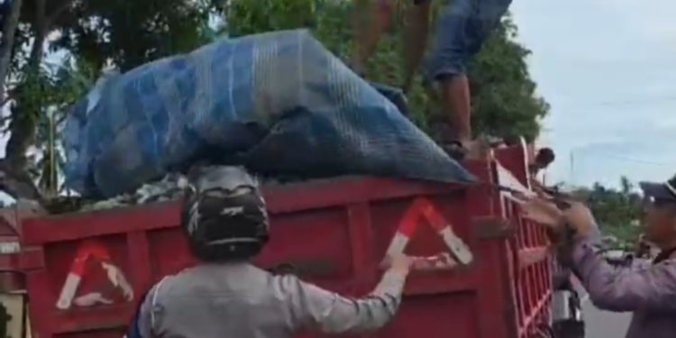 Patroli Satlantas Polres Wajo: Wajibkan Pengemudi Truk Tutup Bak untuk Keamanan Lalu Lintas