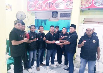 PAC Gandus Forum Cakar Sriwijaya Indonesia saling memberi antar pengurus untuk korban banjir bandang sibolga
