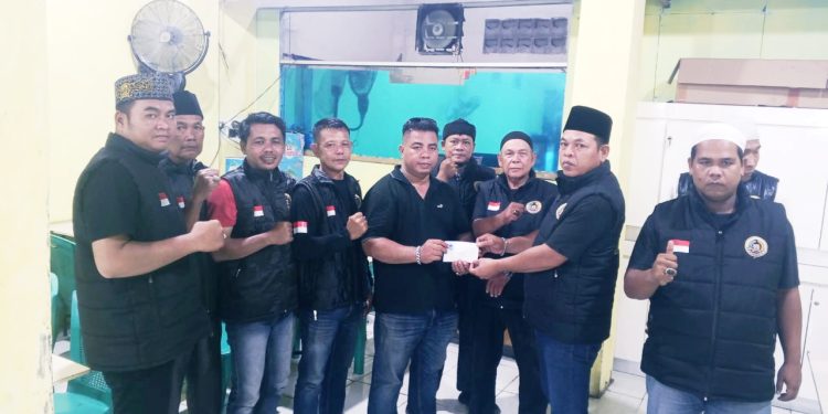 PAC Gandus Forum Cakar Sriwijaya Indonesia saling memberi antar pengurus untuk korban banjir bandang sibolga