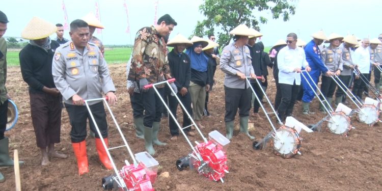 Implementasi Perjanjian Kerja Sama antara Forum Komunikasi Doa Bangsa dan Polri resmi diwujudkan melalui penanaman perdana jagung