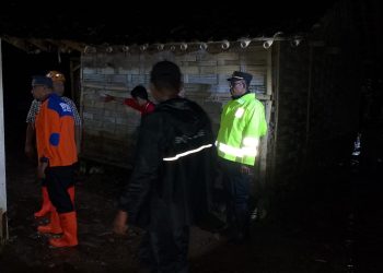 Polres Probolinggo Gerak Cepat Bantu Warga Terdampak Banjir di Tiris