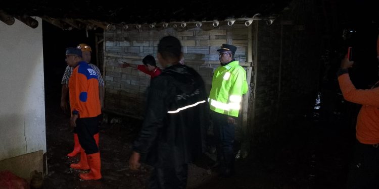 Polres Probolinggo Gerak Cepat Bantu Warga Terdampak Banjir di Tiris