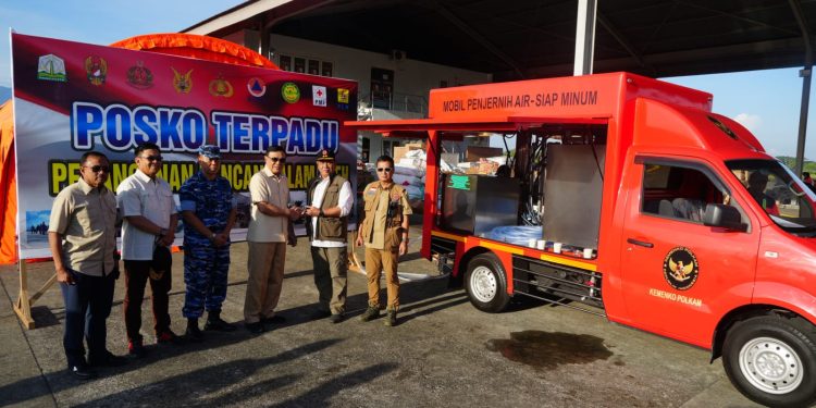 Menko Polkam menyerahkan Mobil Penjernih Air, Kunjungi Pengungsian, dan meninjau Perbaikan Jembatan di Aceh