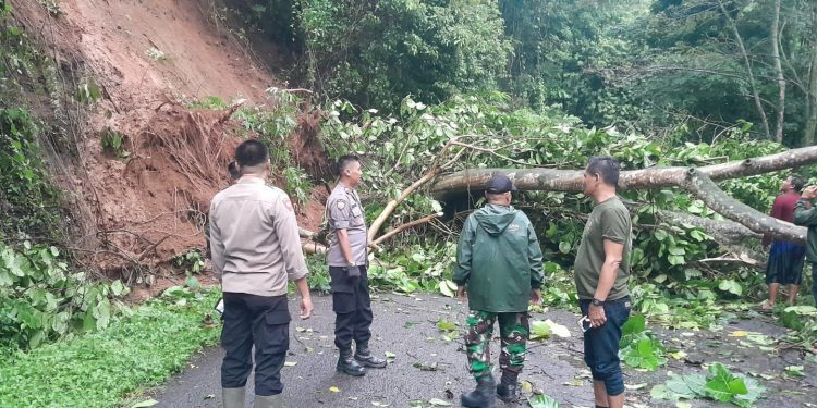 Respon Cepat Polisi Di Purwakarta Lakukan Penanganan Longsor Yang Menutupi Jalan