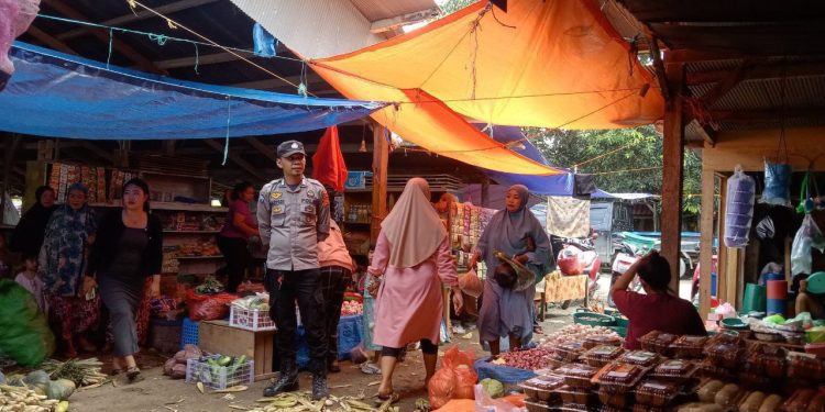 Kapolsek Sabbangparu: Kehadiran Polisi di Pasar Rakyat Wujudkan Aktivitas Masyarakat yang Aman dan Tertib