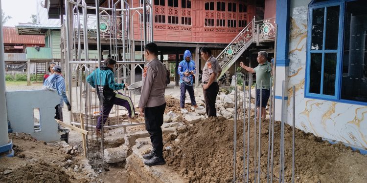 Wujud Kedekatan dengan Masyarakat, Kapolsek Maniangpajo Hadiri Pembangunan Masjid Miftahul Khaer