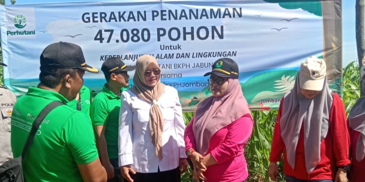Perhutani Jombang Tanam 47 Ribu Pohon, Di Hutan Lebak Jabung Bersama Muspika Wonosalam