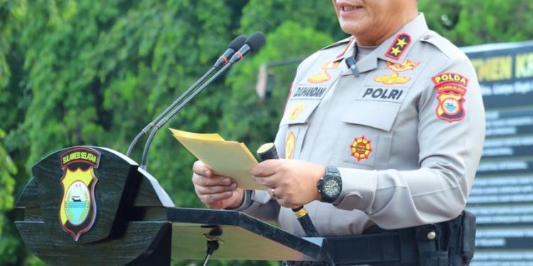 Kapolda.Sulsel Irjen Pol.Djuhandhani Rahardjo Puri Beri Penghargaan Kepada Personel Berprestasi, Ini Kategorinya