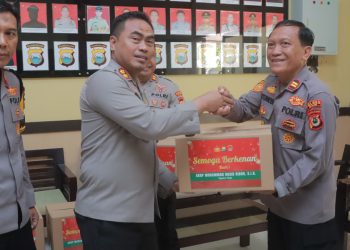 Kapolres Wajo Pimpin Pemberian Bingkisan Natal kepada Personel Polres Wajo