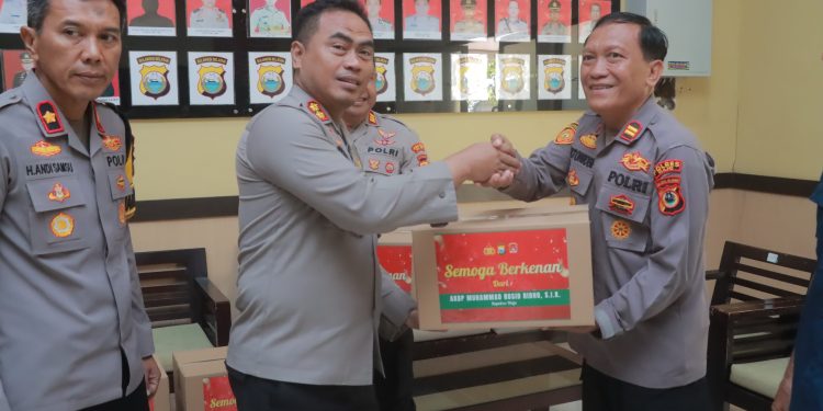 Kapolres Wajo Pimpin Pemberian Bingkisan Natal kepada Personel Polres Wajo