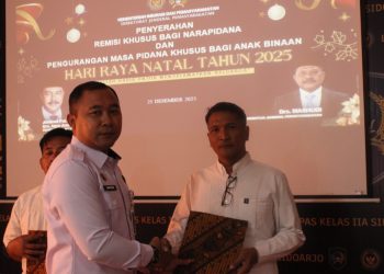 Natal 2025,,, Kalapas Sidoarjo Serahkan Remisi Langsung Kepada Warga Binaan Pemasyarakatan (WBP)