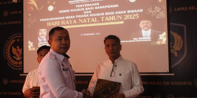 Natal 2025,,, Kalapas Sidoarjo Serahkan Remisi Langsung Kepada Warga Binaan Pemasyarakatan (WBP)