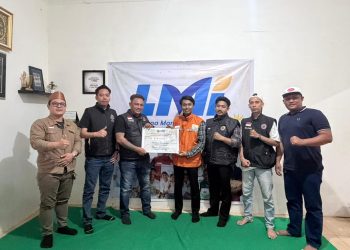 Anggota Ormas Per-maskot Memberikan Bantuan Untuk Warga Yang Terkena Dampak Bencana Banjir Bandang Di Sumatera Aceh Sibolga