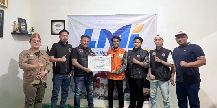 Anggota Ormas Per-maskot Memberikan Bantuan Untuk Warga Yang Terkena Dampak Bencana Banjir Bandang Di Sumatera Aceh Sibolga