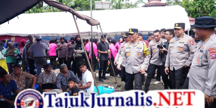 Wakapolri Tinjau Dapur Umum Bhayangkari dan Resmikan Sumur Bor di Huntara Asam Pulau