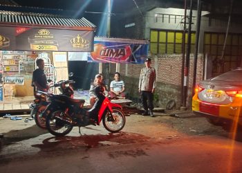 Dekat dengan Masyarakat, Personel Polsek Sabbangparu Lakukan Patroli Biru di Wilayahnya