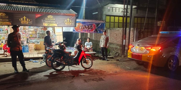Dekat dengan Masyarakat, Personel Polsek Sabbangparu Lakukan Patroli Biru di Wilayahnya