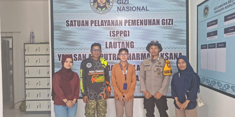 Pastikan Kualitas dan Keamanan Pangan, Bhabinkamtibmas Polsek Belawa Awasi Program Makanan Bergizi Gratis di Wajo
