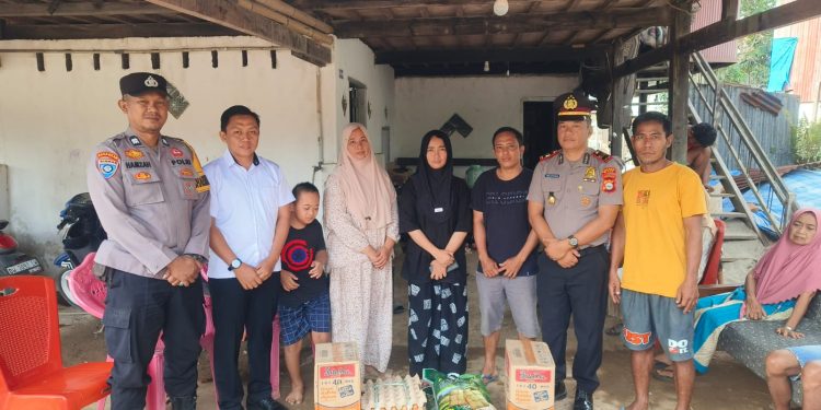 Kapolsek Belawa Dukung Warga Terdampak Kebakaran di Desa Ongkoe dengan Bantuan dan Himbauan Kamtibmas