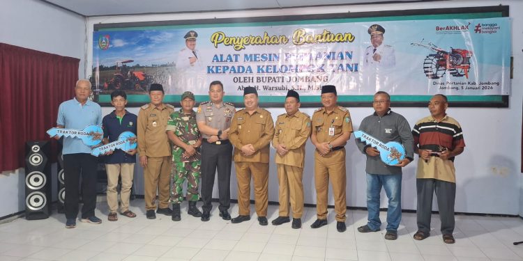 Bupati Warsubi Serahkan Bantuan Alsintan, Jombang Makin Mantab Sebagai Lumbung Pangan Nasional