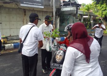 Perhutani KPH Jombang Bagikan 2026 Plances Berbagai Bibit Buah Buahan Ke Masyarakat