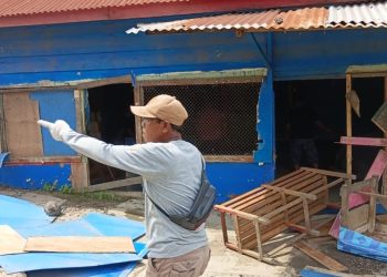 Puluhan warga bongkar paksa warung remang-remang