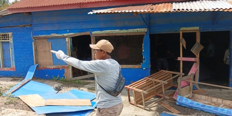 Puluhan warga bongkar paksa warung remang-remang
