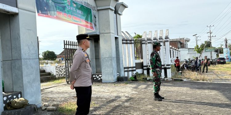 Polres Wajo dan TNI Bersihkan TMP Empagae dalam Karya Bakti HUT ke-69 Korem 141/Toddopuli