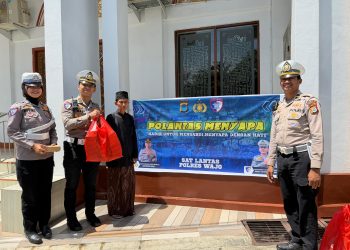 Menjelang Salat Jumat, Satlantas Polres Wajo Perkuat Kedekatan dengan Warga di Masjid Nurul Amin