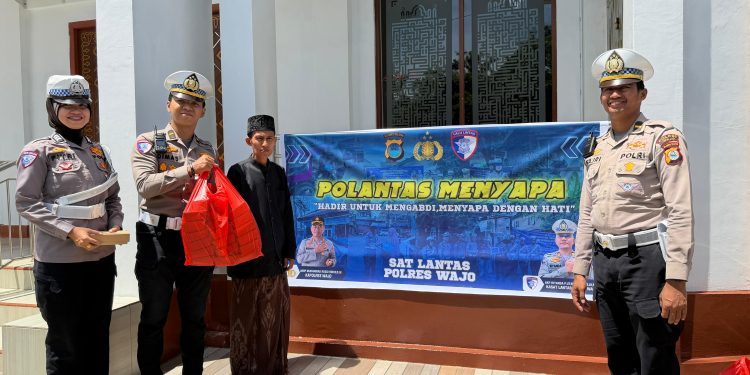 Menjelang Salat Jumat, Satlantas Polres Wajo Perkuat Kedekatan dengan Warga di Masjid Nurul Amin
