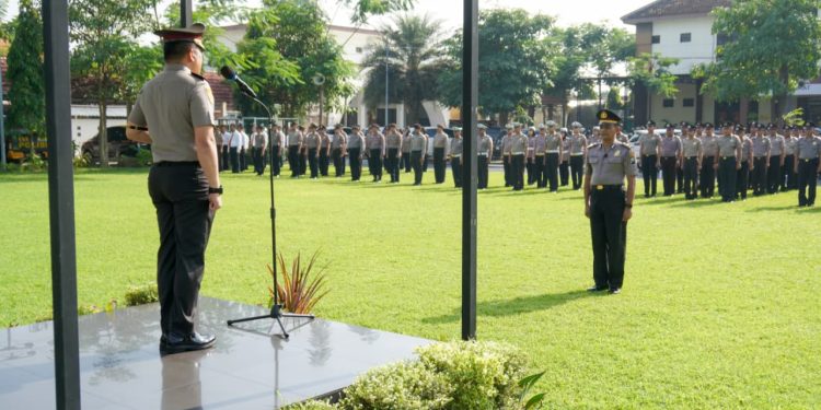 Polres Jombang Berikan Penghargaan kepada Personel Polsek Ngoro dan Masyarakat Berprestasi
