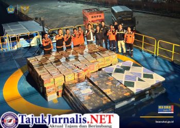 Kapal Patroli Bea Cukai Percepat Distribusi Bantuan Banjir di Kepulauan Sitaro, Sulawesi Utara