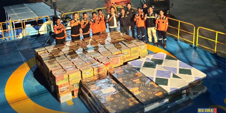 Kapal Patroli Bea Cukai Percepat Distribusi Bantuan Banjir di Kepulauan Sitaro, Sulawesi Utara