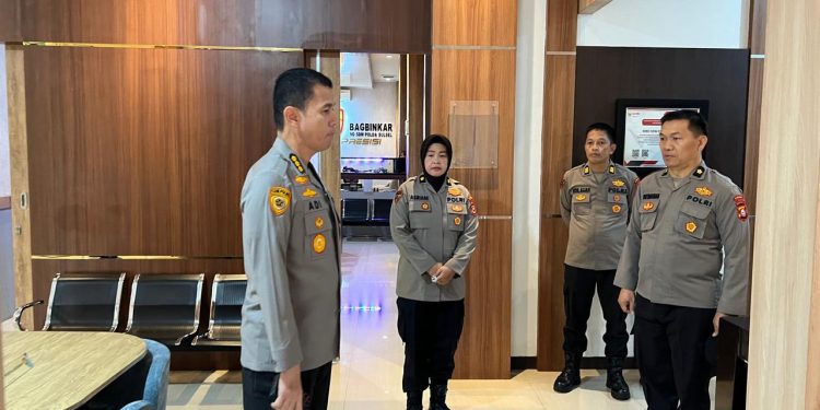 Kontrol Ruang Kerja, Karo SDM Polda Sulsel : Mari Berbuat Untuk Institusi Polri Yang Tercinta