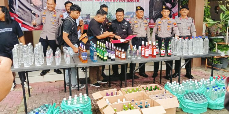 Polres Jombang Ungkap Peredaran Miras Ilegal, Amankan 680 Botol dari Rumah Warga Jogoroto