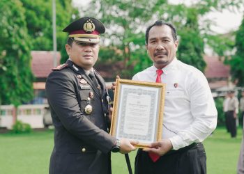 Kapolres Jombang Pimpin Upacara Penganugerahan Tanda Kehormatan Satyalancana Pengabdian bagi Personel Polri