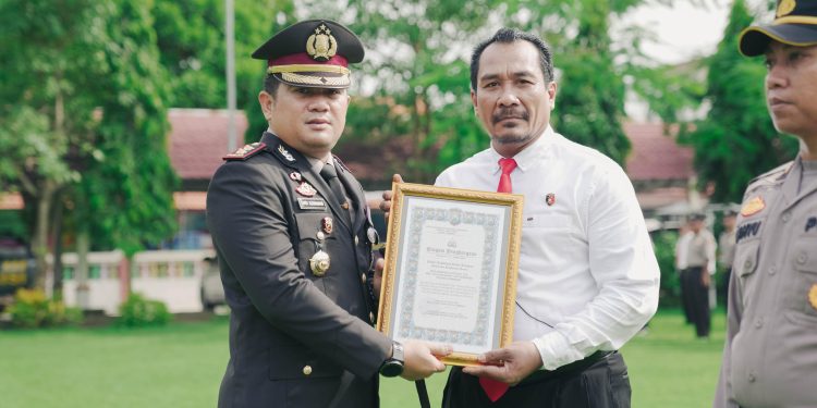 Kapolres Jombang Pimpin Upacara Penganugerahan Tanda Kehormatan Satyalancana Pengabdian bagi Personel Polri