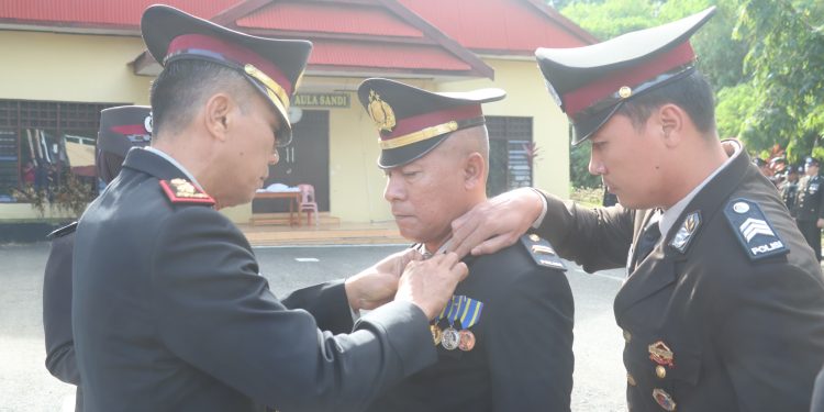 Upacara Satya Lencana Pengabdian di Polres Wajo, Penghargaan Untuk 4 Personel yang Berkontribusi Lama